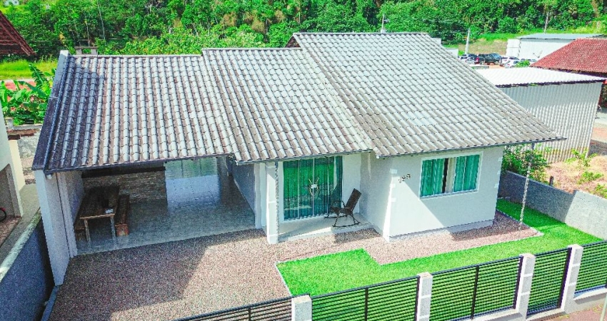 Casa com 125m² de área construída em um terreno de 360m², localizado no Centro, em Rodeio.