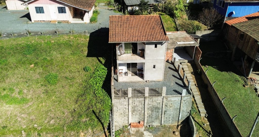 Casa em Alto Cedros, apenas 800 metros da Represa Alto Palmeiras