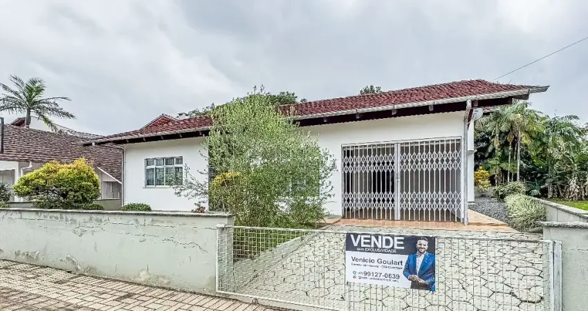 Casa à Venda no Centro de Rio dos Cedros  com múltiplas possibilidades de uso: residencial, comercial ou misto.