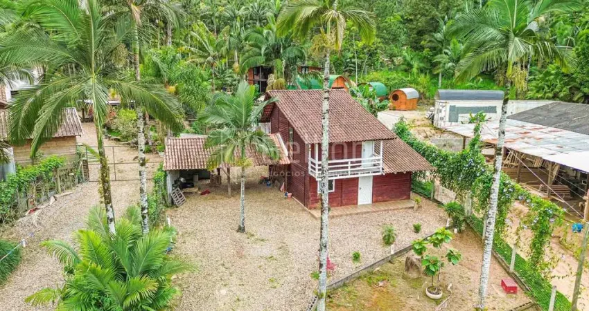 Casa à venda em rodeio no bairro kaspereit, com amplo terreno e área de festas