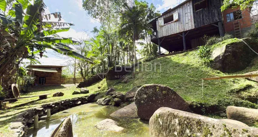 Sítio com casa, lagoa, estrutura rural e fácil acesso à cidade