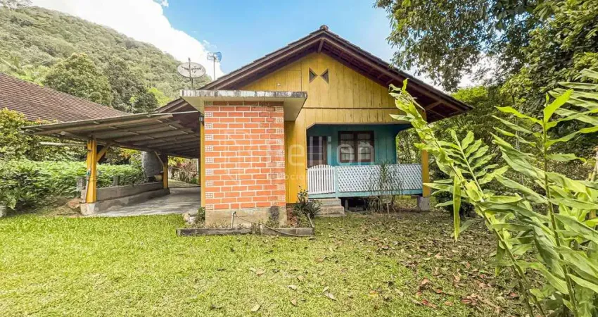 Sítio com casa em madeira de lei e riqueza em água em rio dos cedros
