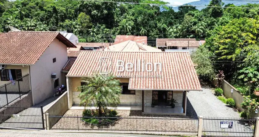 Casa com 3 quartos, área de festas, garagem e amplo terreno na rua porto alegre no tapajós em indaial!