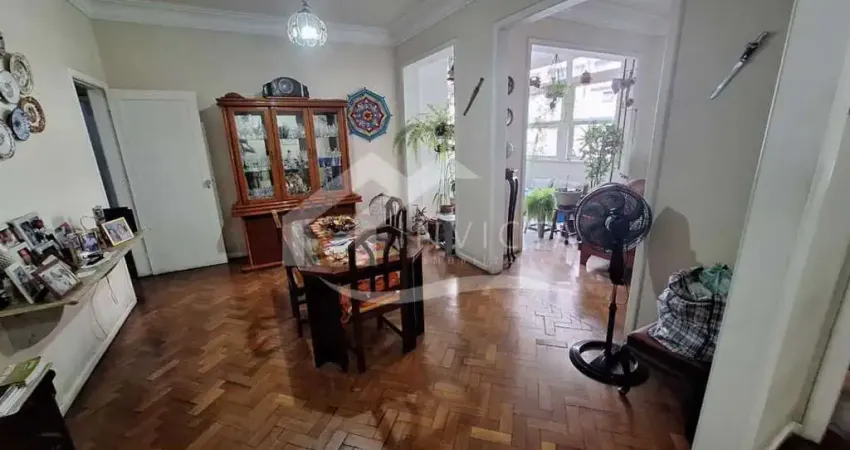 Maravilhoso 3 quartos em uma rua nobre, a uma quadra da praia.