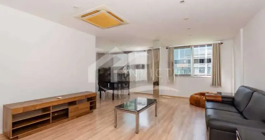 Excelente apartamento de 3 quartos revertidos para 2 quartos , com sala ampla , próximo a praia com 1 vaga na escritura