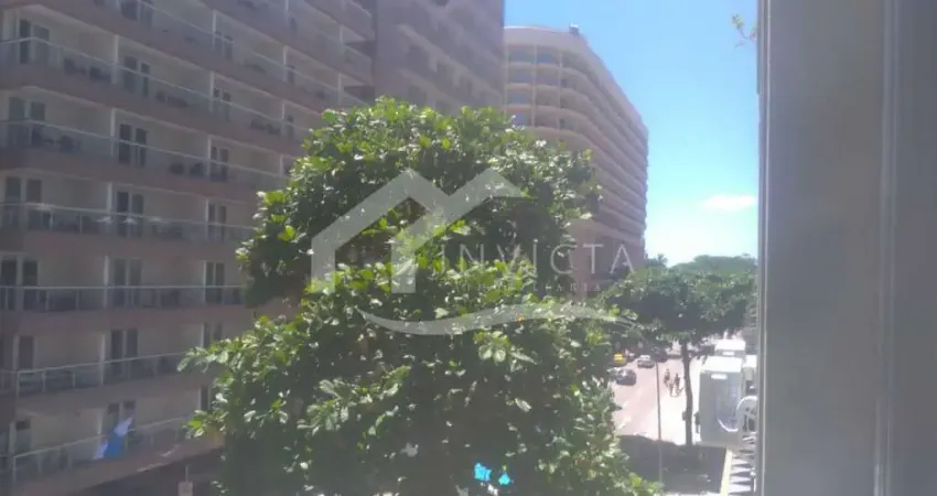 Ótima oportunidade de morar com o pé na areia, da praia do Arpoador!