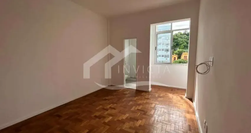 Excelente quarto e sala reformado com vista verde, pertinho do Metrô da Glória!