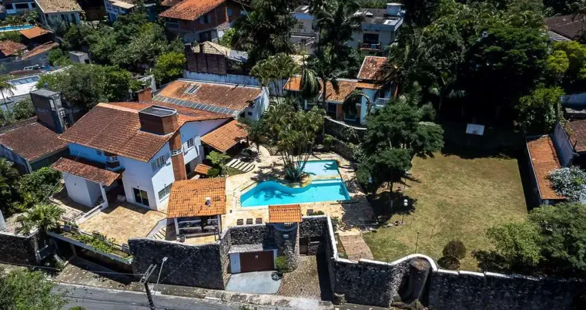 Casa tipo para venda em Granja Viana com 6 quartos, sendo 4 suítes, 708m²