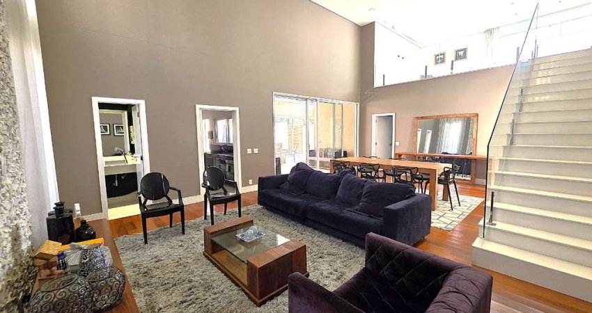 Casa em condomínio para locação com 3 quartos, sendo 3 suítes, 274m²