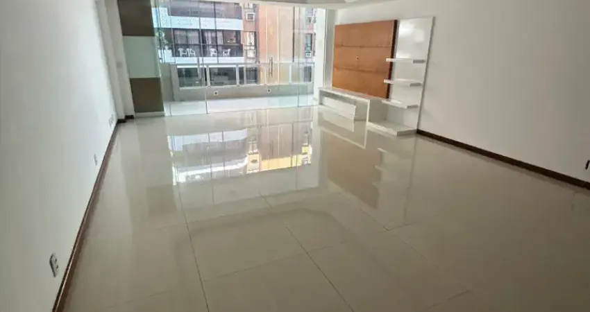 Apartamento reformado de alto padrão há segunda quadras do mar