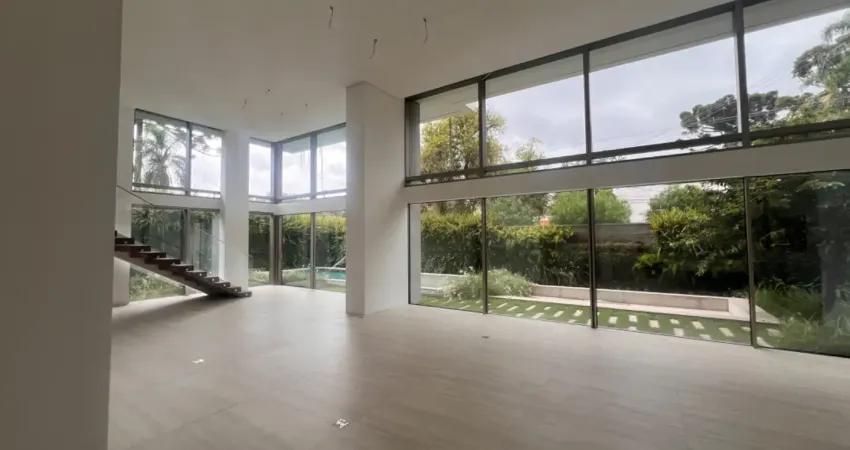 GARDEN / Residência Suspensa a poucos passos do Pátio Batel - Garden com piscina