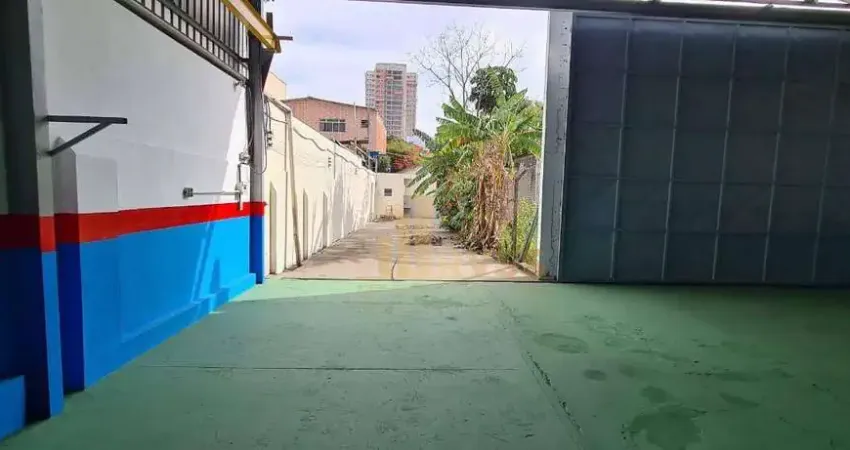 Galpão 550 m², 3 salas, 2 banheiros, Ponte rolante para 2 toneladas, 4 vagas.