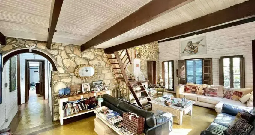 Casa Campo em condomínio fechadocom 3 dormitórios à venda, 295 m² por R$ 1.600.000 - Vila Real Moinho Velho - Embu das Artes/SP
