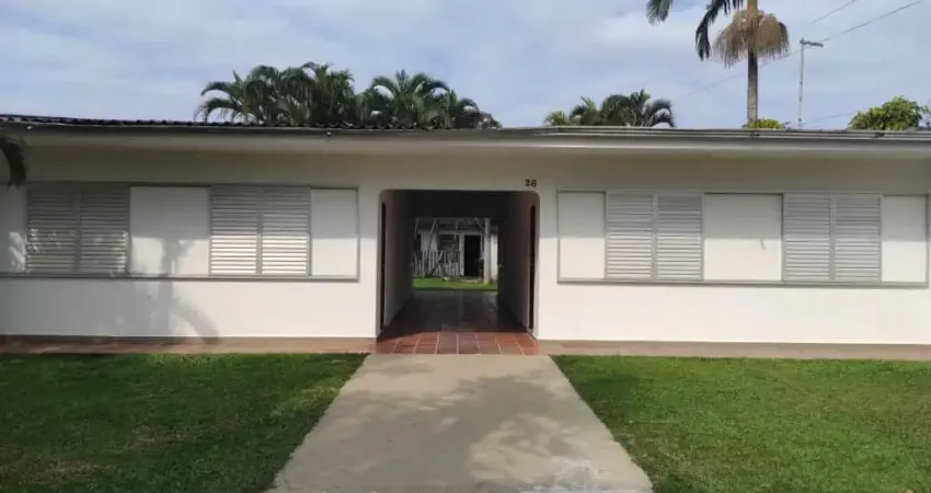 Aluga se casa pra temporada em Caiobá  , duas casas no terreno , com 04 dormitórios .