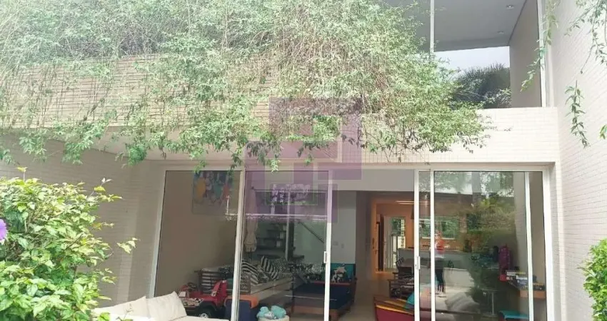 Sobrado à venda no bairro Balneário Praia do Pernambuco em Guarujá/SP
