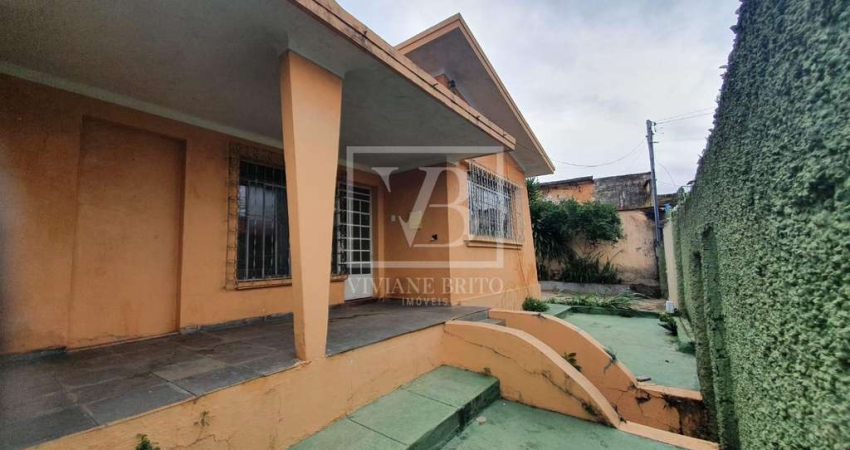 Casa bem localizada, próximo a praça do Brasiléia,  composta por 3 dormitórios