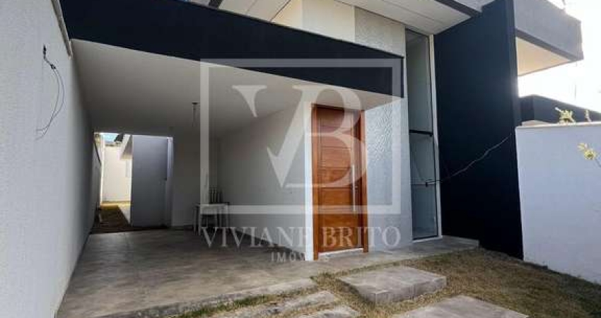 À venda no Guarujá Mansões, casa plana com 3 suítes, aquecimento solar e quintal