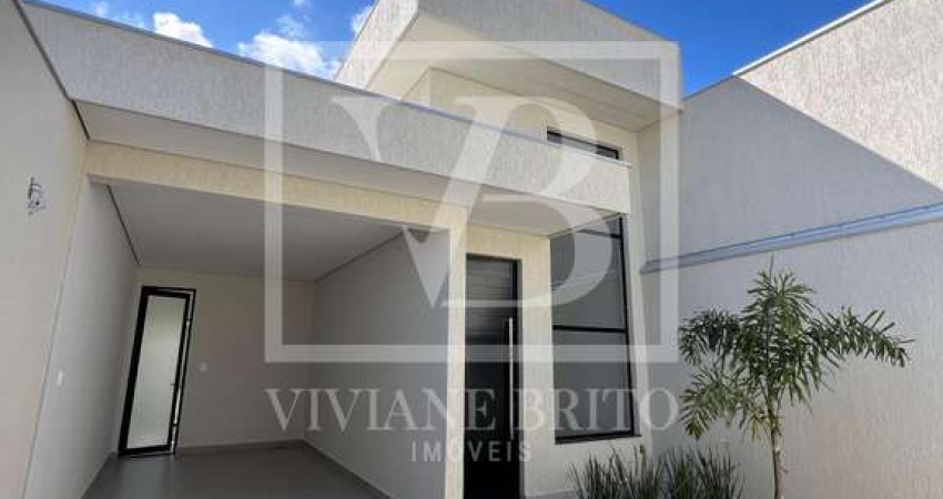 Casa linear à venda no bairro Ingá, 3 quartos, sendo 1 suíte, pé-direito duplo e claraboia