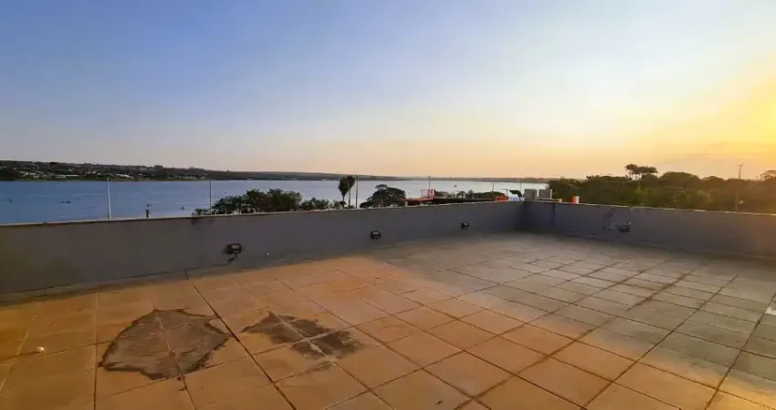 Prédio Comercial de 4 Pavimentos — À Beira do Lago Sul, ao lado da Ponte JK!