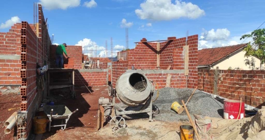Casa com 3 quartos à venda por R$ 340000.00, 76.64 m2 - CONJUNTO HABITACIONAL REQUIAO - MARINGA/PR