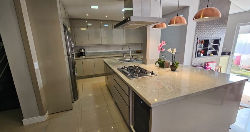 Triplex 200m² com jardim nos fundos, cozinha com ilha em conceito aberto