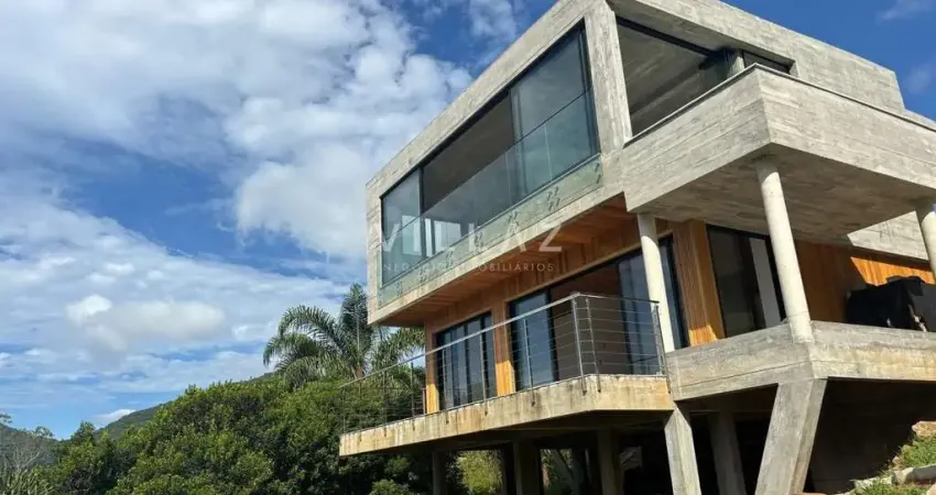 Casa em Condomínio Fechado à Venda – 3 Suítes, Vista para o Mar!