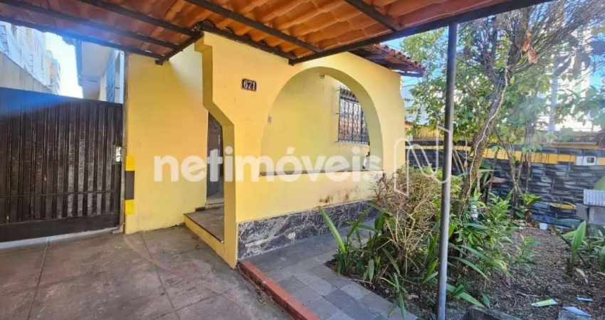 Casa com 3 quartos para alugar na Rua Célia de Sousa, Sagrada Família, Belo Horizonte