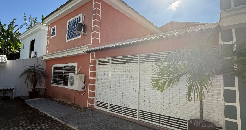 Sobrado para venda tem 180 metros quadrados com 2 quartos