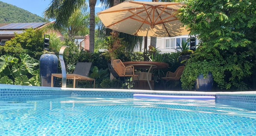 CASA COM ARQUITETURA BIOFÍLICA EM SANTO ANTÔNIO DE LISBOA E ACESSO PRAIA