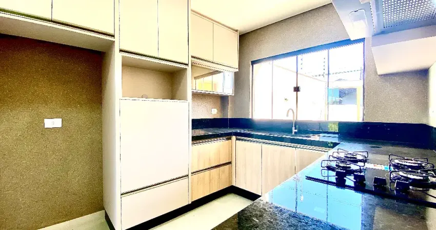 Casa assobradada com 3 quartos sendo 1 suíte, cozinha com armários e cooktop