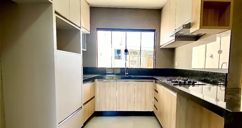 Casa assobradada com 3 quartos sendo 1 suíte, cozinha com armários e cooktop