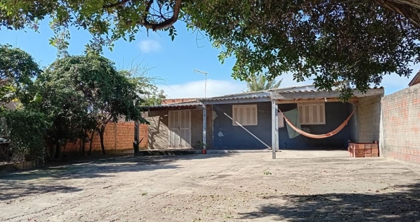 Imperdível Oportunidade no Centro de Cidreira – Casa Escriturada com Amplo Pátio!