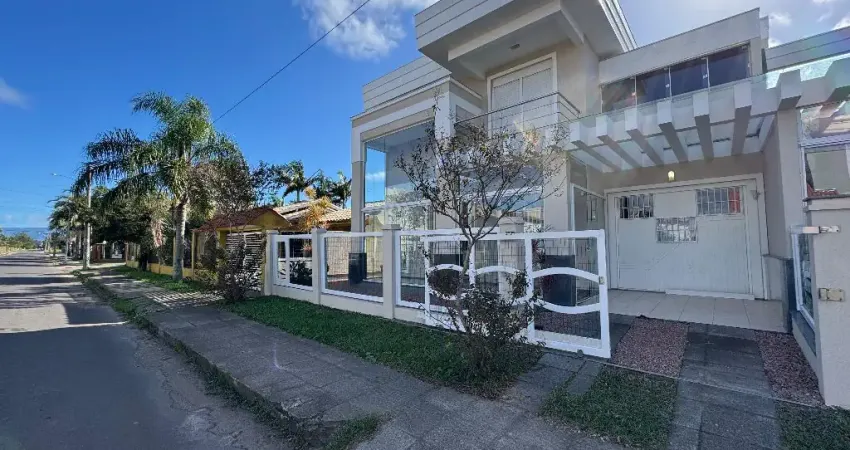 Sobrado em Capão Novo proximo aos comercios com facil acesso