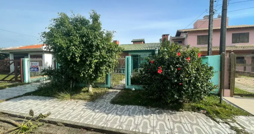 Casa localizada em Capão Novo proximo aos comercios