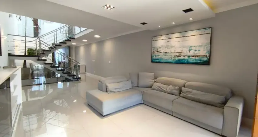 Sobrado 200m² à venda - 3 suítes - Piscina - Churrasqueira - Santa Maria
