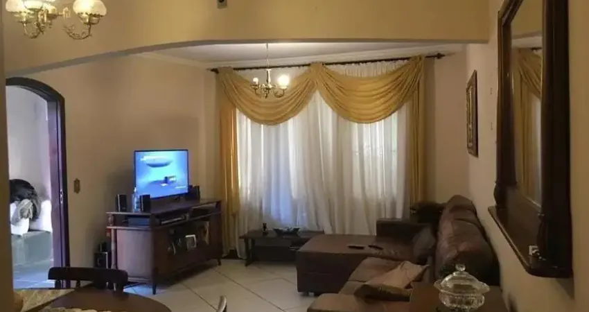 Sobrado 246m² à venda, 5 quartos sendo 2 suítes, 5 banheiros, 4 vagas, com churrasqueira e quintal.