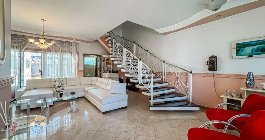 Casa 450m² à venda com 3 suítes, piscina e churrasqueira em São Caetano