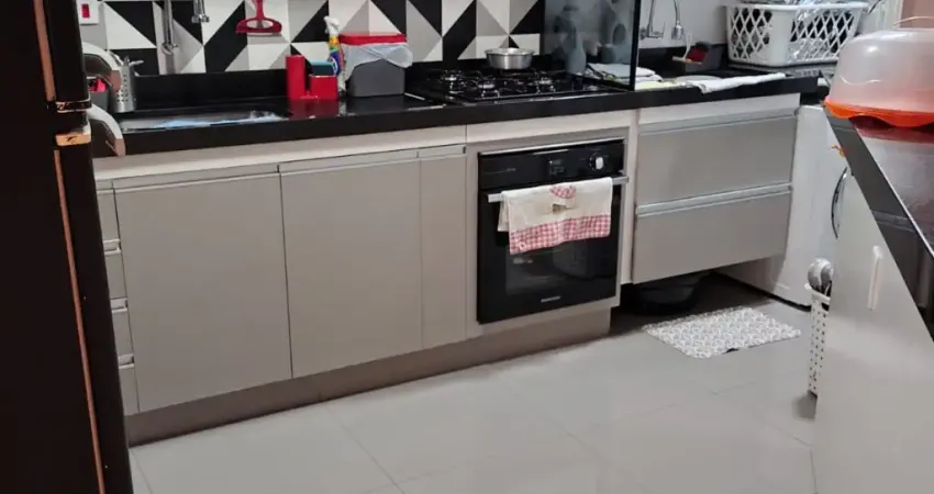 Apartamento de 57m² reformado, com móveis planejados e vaga de garagem