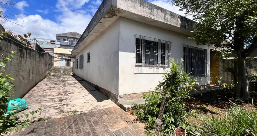 Conheça o terreno de 500², com uma casa construída com 6 cômodos e garagem para até 8 carros.