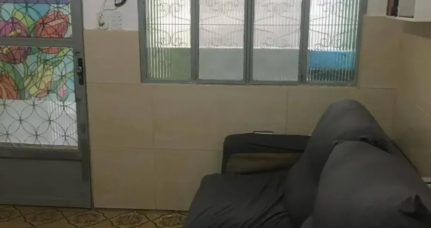 Casa em vila no centro próximo ao metrô e rodoviária com comércio.