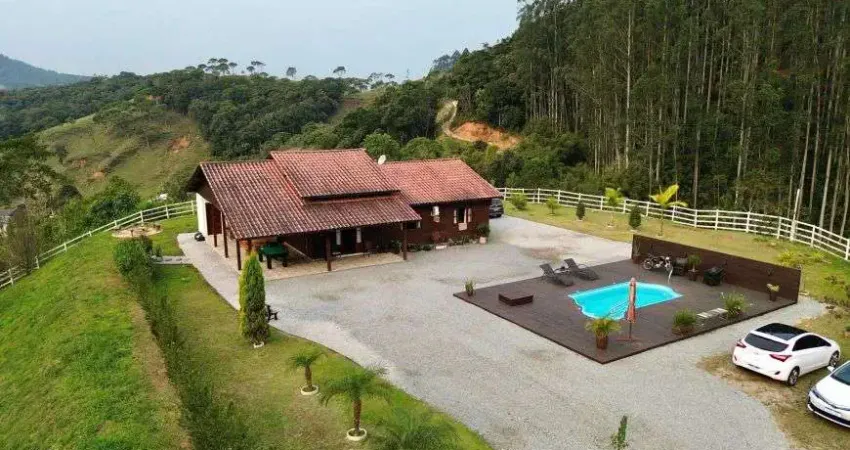 (Porteira fechada) Linda chácara, a 3km do centro de Águas Mornas SC com 3.585,00 m²
