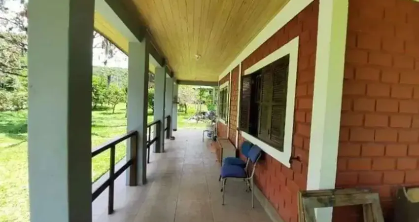 Sítio com 4.5 Hectares em Palhoça com Escritura Pública, plano com casa. Prox. praias de Palhoça.