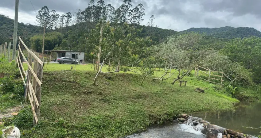 Área de lazer para sua família em paulo lopes sc - ótimo preço c. piscina, cachoeira e mt mais!