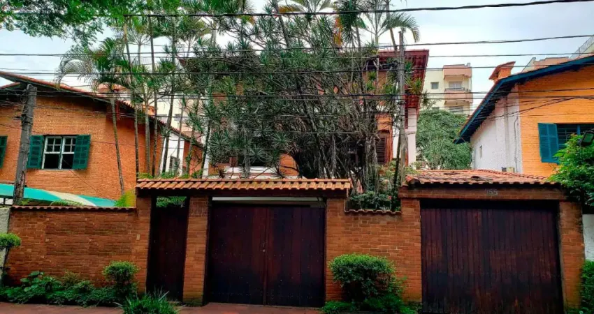 Imagine viver neste oásis de 495m² em uma rua tranquila da Vila Mariana, a apenas 700m do Shopping Santa Cruz! ✨