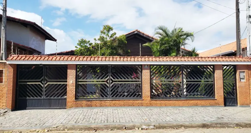 Casa em Peruíbe com 3 Quartos 1 Suíte. 150 metros do mar