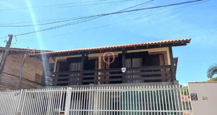 Sobrado com piscina no centro de Balneário Piçarras/SC.