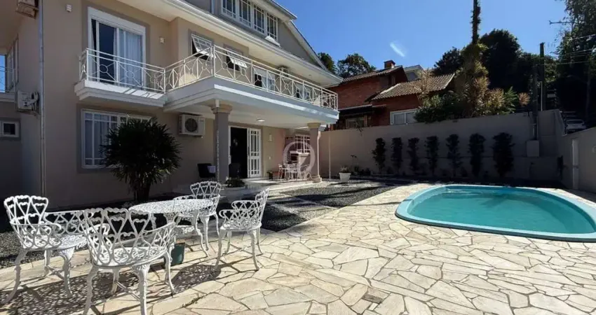 Casa ampla em condomínio fechado no bairro Glória em Joinville/SC.