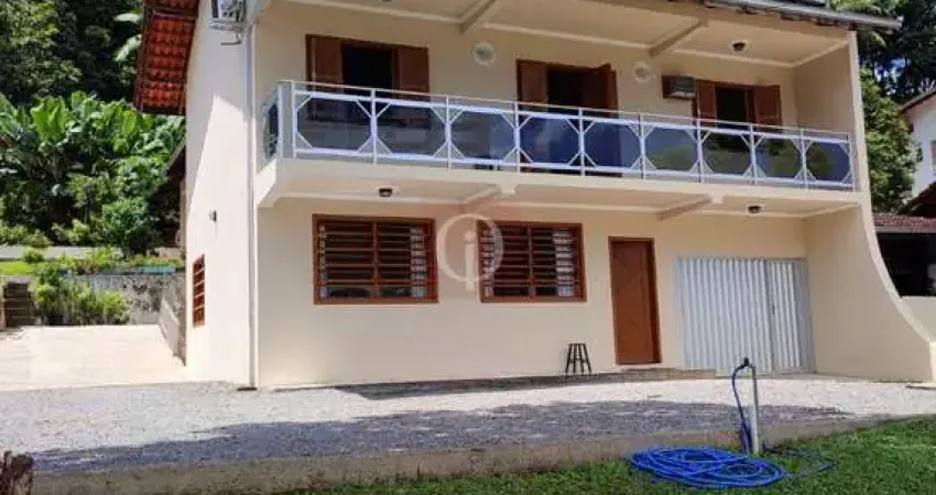 Sobrado amplo com mais um sobrado nos fundos com a possibilidade de fazer imóvel comercial  no bairro Anita Garibaldi.