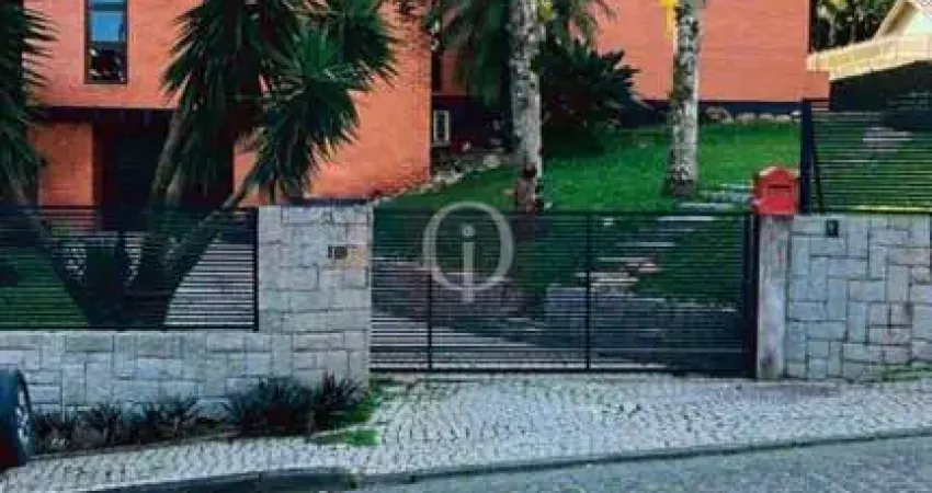Esta deslumbrante residência está disponível para você! Com 500m² construídos e um terreno amplo de 964m², esta é a propriedade dos seus sonhos !