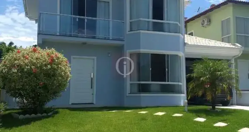 Excelente residência em um condomínio fechado, localizado a apenas 250 metros do mar.
